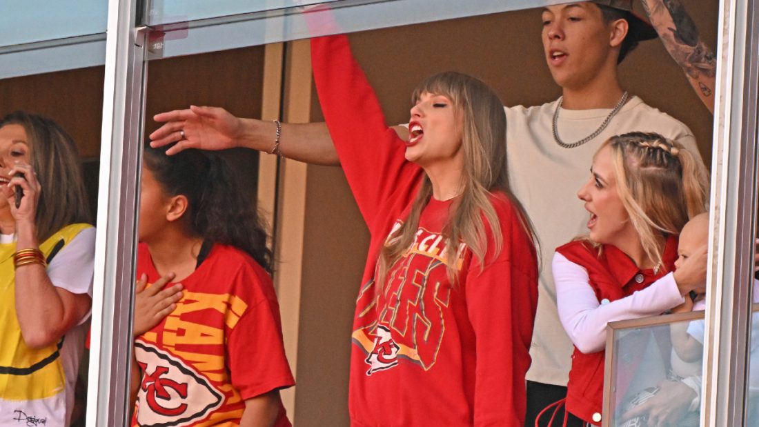 Taylor Swift on hand at Lambeau Field to watch Travis Kelce, Chiefs face Packers